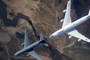 Літаки KC-46 Pegasus і E-4B Nightwatch здійснюють дозаправки в повітрі