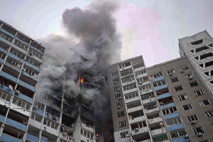 Унаслідок ворожої атаки сталося загоряння з 10 по 14 поверхи 18-поверхового житлового будинку