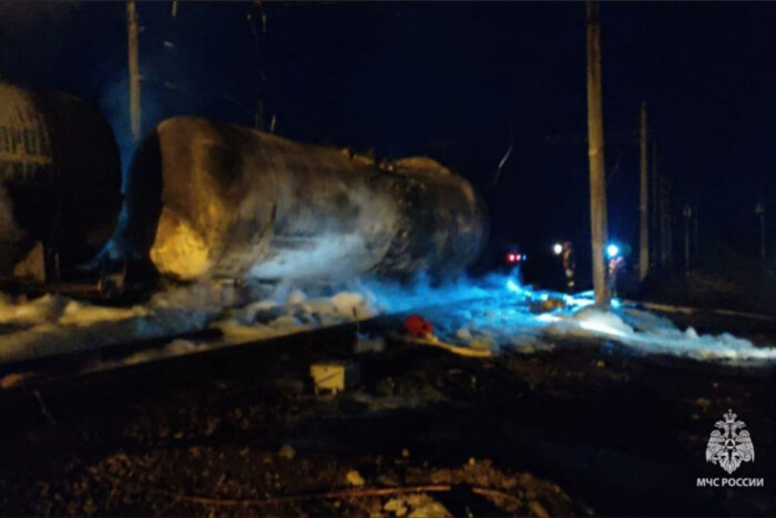 У Ростовській області РФ спалахнула цистерна з паливом на залізниці (відео)