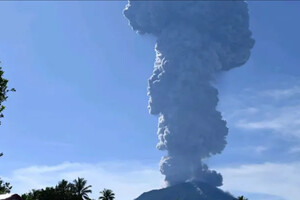 В Індонезії сталося потужне виверження вулкана Ібу (відео)