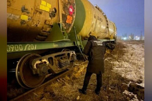 У Росії через «втручання сторонніх осіб» зійшов із рейок вантажний потяг (відео)