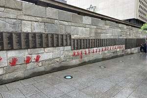Десятки червоних долонь були намальовані на стіні, де написані імена майже 4000 чоловіків і жінок, які допомагали рятувати євреїв у Франції під час Другої світової війни