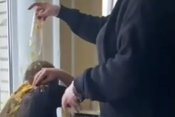 На Волині вчителька висипала пачку чипсів на голову учениці: реакція соцмереж