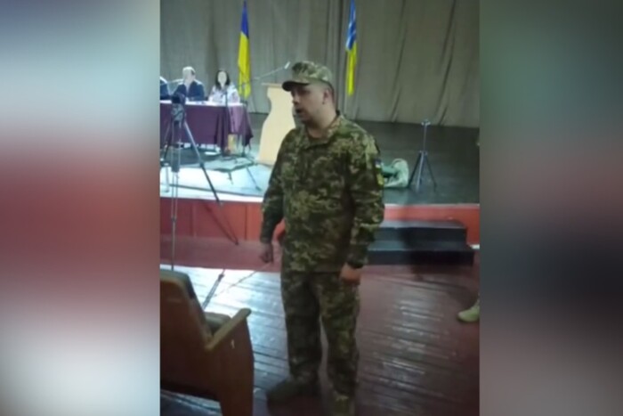 Начальник ТЦК у Каневі прийшов на знайомство з депутатами і роздав їм повістки (відео)