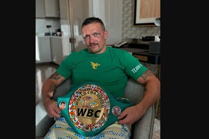 «Ласкаво просимо до родини». Усик виклав фото з поясом WBC, яким раніше володів Ф'юрі