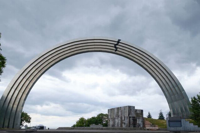 Замість радянського пам’ятника – символ ЛГБТ? Що чекає на Арку дружби народів