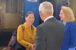 Глава німецького МЗС Анналена Бербок прибула до Києва (відео)