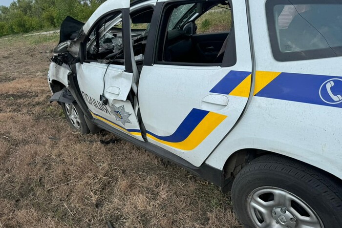 На Харківщині ворожий дрон атакував авто поліції під час евакуації (фото)