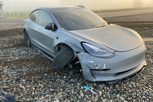 Автопілот Tesla ледь не спричинив жахливу аварію (відео)