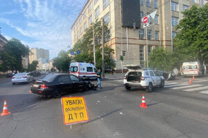 У Києві сталася ДТП з перевертанням. Поліція попереджає про ускладнений рух (відео)