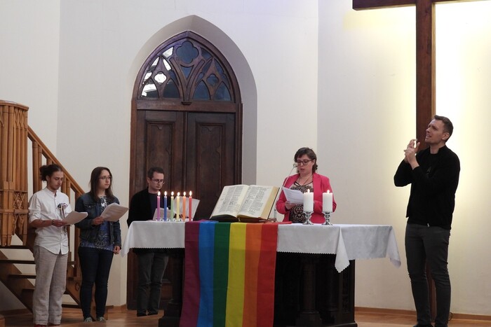 У Польщі священники вперше благословили 10 одностатевих пар