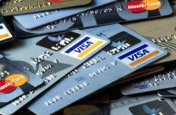 Как карта ляжет: почему банки пытаются приучить украинцев пользоваться пластиковыми карточками