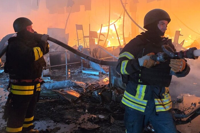 Пожежу локалізовано: рятувальники показали фото з середини атакованого РФ гіпермаркету