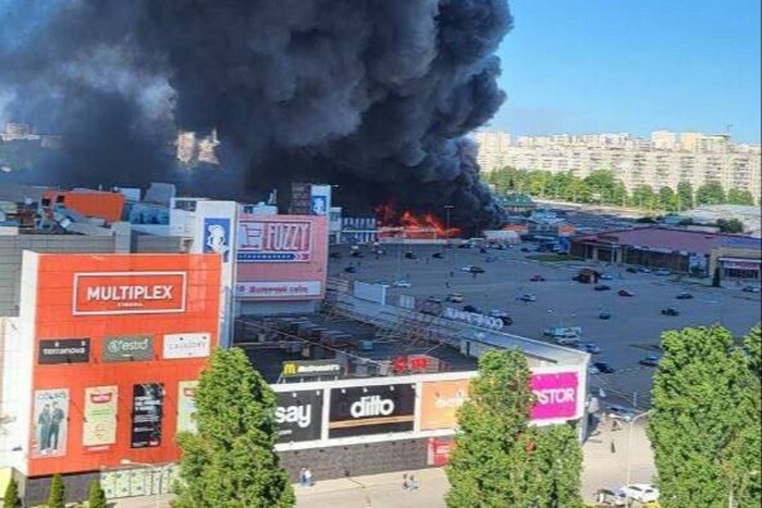 Російські війська вдарили по гіпермаркету в Харкові: є загиблі та постраждалі