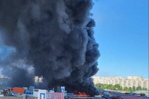 Російські війська вдарили по гіпермаркету в Харкові: є загиблі та постраждалі
