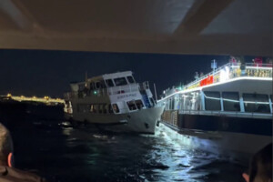 У Санкт-Петербурзі теплохід протаранив туристичне судно (відео)