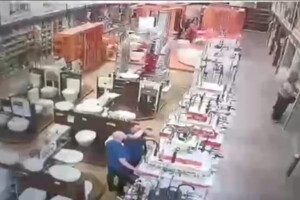 Обстріл «Епіцентру» в Харкові: з’явилося відео зсередини гімермаркету в момент удару