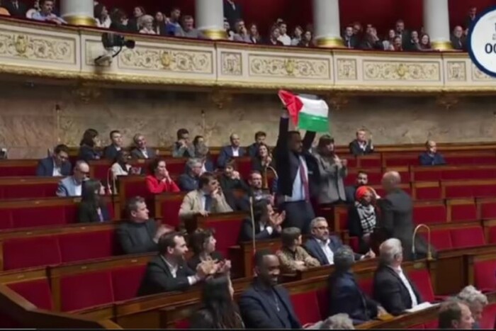 Французький депутат підняв прапор Палестини і через це тимчасово втратив роботу