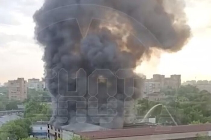 «Чутно вибухи»: у Москві масштабна пожежа на промисловій територій 