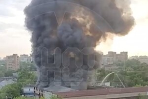 У районі нині видно величезний стовп чорного диму