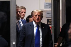 Колишній президент США Дональд Трамп заходить до зали суду в Нью-Йорку, 30 травня 2024 року