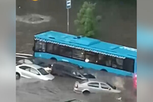 Росію накрила потужна негода: Москва пішла під воду (відео)
