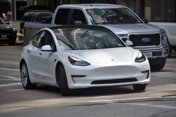 Tesla відкликає понад 125 тис. авто: причина