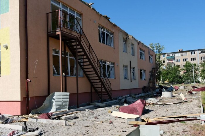 Окупанти скинули дві бомби на дитячий садок у Мирнограді, є постраждалі