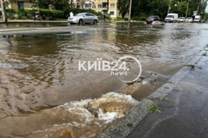Затоплену ділянку обстежує аварійно-ремонтна бригада «Київводоканалу»