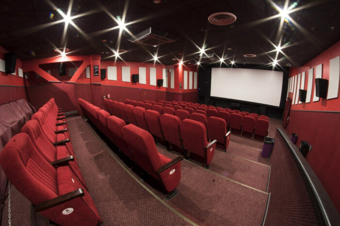 Держава платитиме кінотеатрам за показ фільмів англійською? Комітет Ради схвалив поправку 
