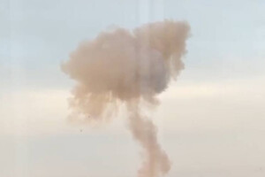 У Дніпрі пролунали вибухи: над містом підіймається стовп диму