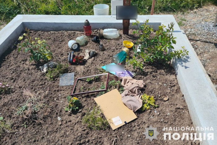 Тернопільщина: вандал пошкодив свіжі могили воїнів