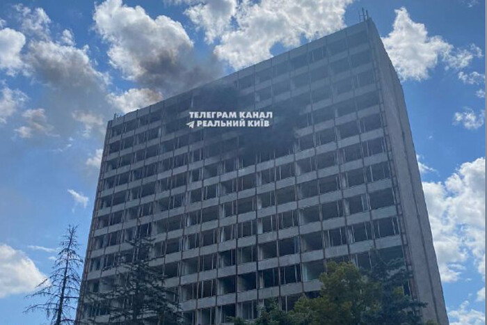 У Києві палає будівля колишнього «Електронмашу» (відео)