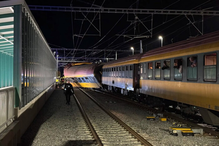 Пожежа на НПЗ У Ростовській області, у Чехії зіткнулися потяги: головне за ніч