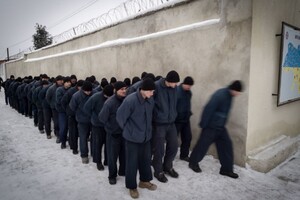 Російські полонені в таборі на території України