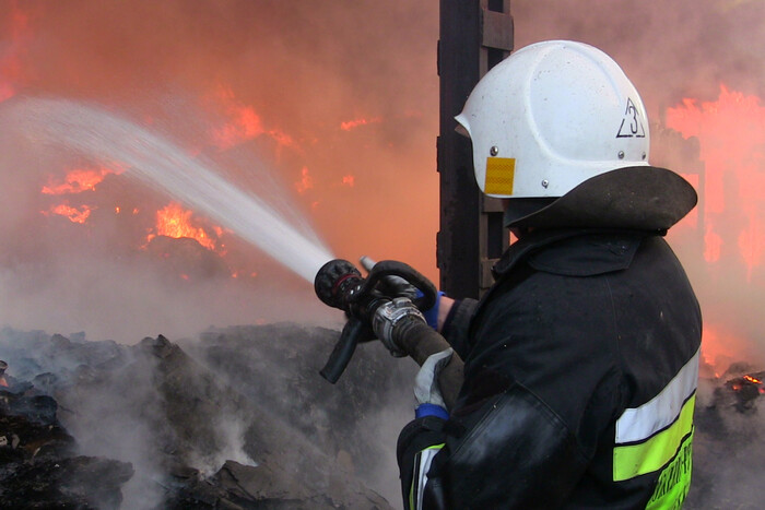 Унаслідок атаки ворога на Київщині загорівся промисловий об'єкт