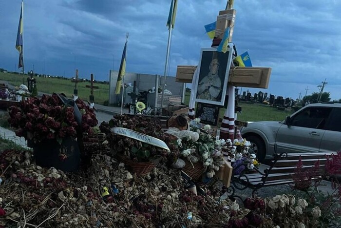 Пограбування могили оборонця «Азовсталі»: матір воїна заявила, що цінну річ повернули