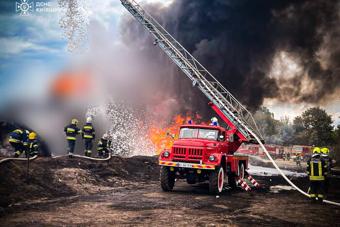 На Київщині рятувальники ліквідували пожежу, яка виникла внаслідок нічної атаки РФ (фото)