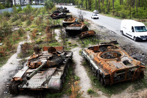 Експерт Bild припускає, що російські танкісти в паніці тікають із машин, що потрапили на міни