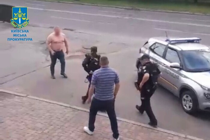 У Києві затримано чоловіка, який виліз на авто поліції та вдарив правоохоронця (відео)