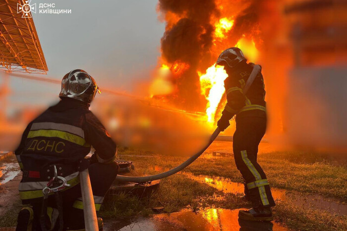 На Київщині рятувальники гасять пожежу, яка виникла внаслідок нічної атаки (фото)
