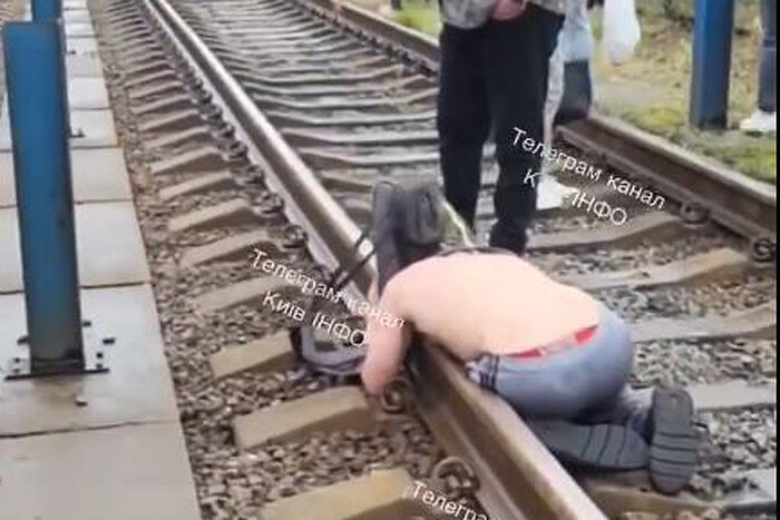 У Києві чоловік намагався вчинити самогубство на трамвайних коліях (відео)