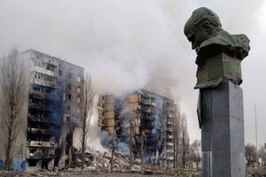 Кобзар у зруйнованій росіянами Бородянці на Київщині