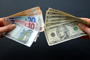 Центробанк заявив, що росіяни зможуть купувати і продавати долари та євро через російські банки