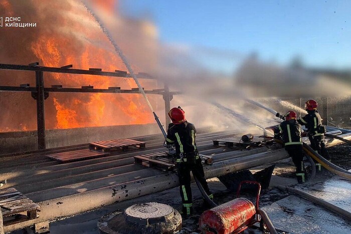 На Київщині вже понад добу рятувальники гасять пожежу спричинену падінням уламків