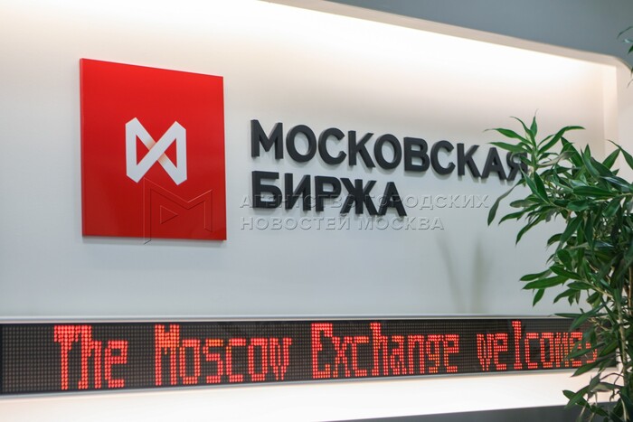 Рубль на межі обвалу: які наслідки матимуть санкції проти Московської біржі