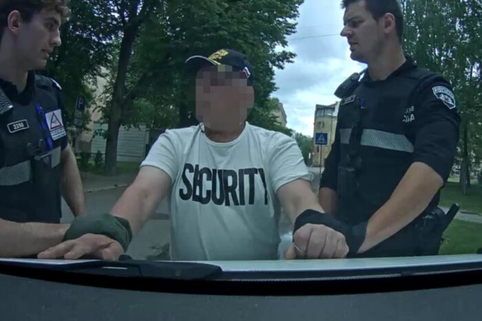 У Ризі за агресивну поведінку поліція затримала чоловіка у бейсболці з гербом Росії