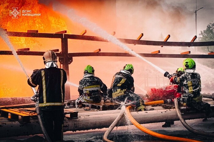 На Київщині вогнеборці вже третю добу гасять пожежу, спричинену атакою РФ
