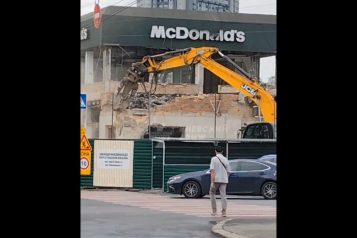 У Києві розпочалося знесення одного з McDonald’s (відео)