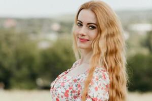 «Коли мені був рік, батько вигнав нас на вулицю». Відома співачка поділилася особистою трагедією